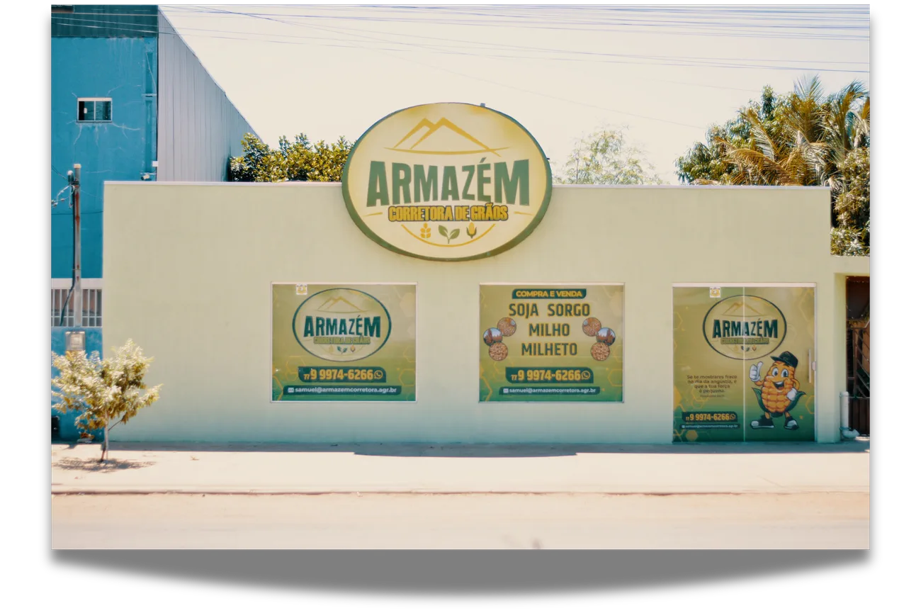Fachada da sede própria da Armazém Corretora de Grãos, com os banners de soja, sorgo, milho e milheto