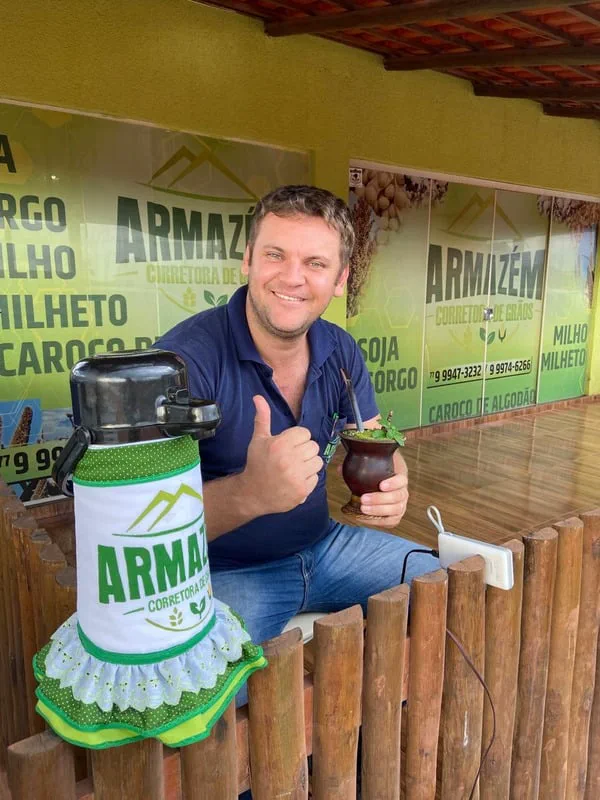 Cliente sendo atendido no balcão da Armazém Corretora de Grãos