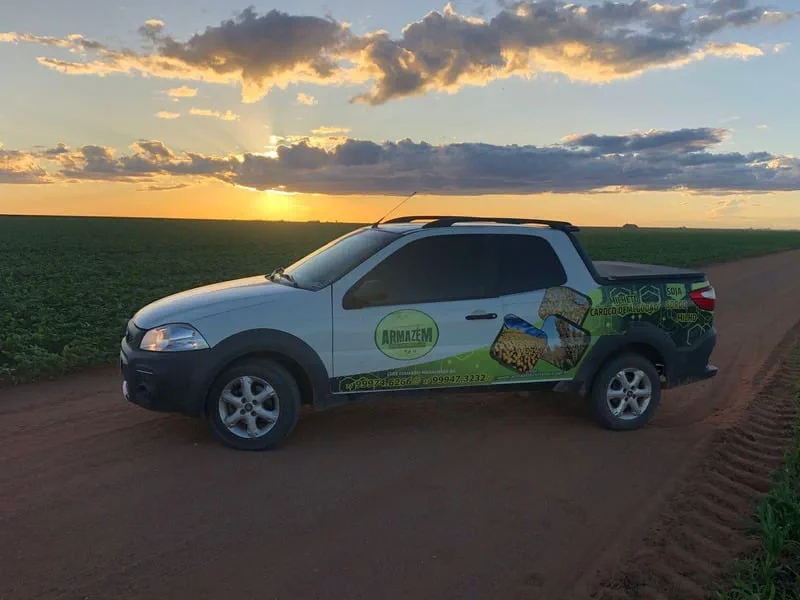 Caminhonete da Armazém em estrada de terra no fim da tarde