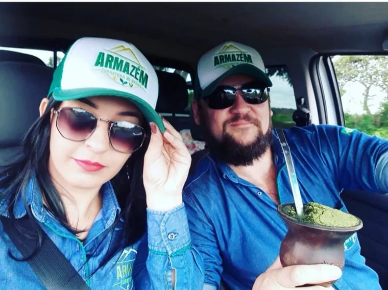 Samuel e Adriana de boné da Armazém dentro do carro, a caminho de uma visita