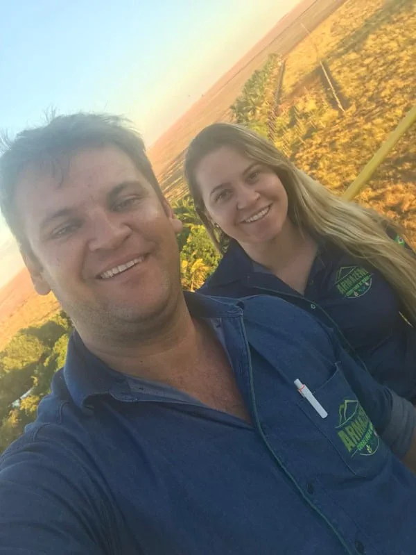 Samuel e Adriana em uma lavoura no fim da tarde