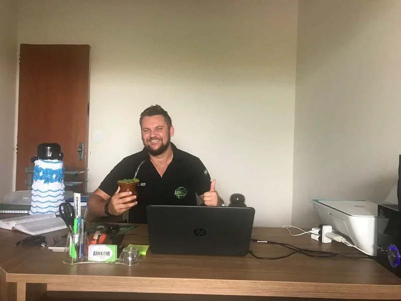 Samuel trabalhando no primeiro escritório da corretora, montado dentro de casa