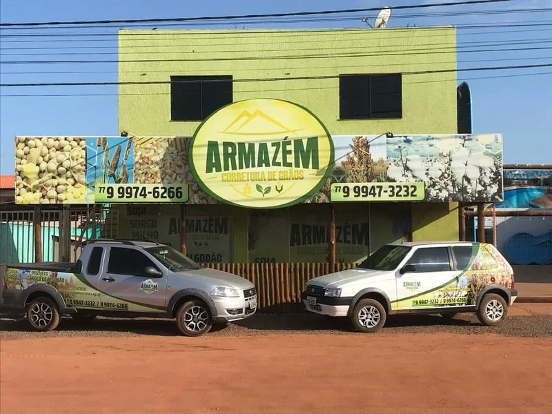 Fachada amarela do primeiro ponto comercial da Armazém Corretora de Grãos